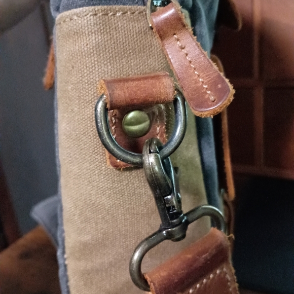 Newhey Messenger Bag_Unisex - Picture 4 of 7